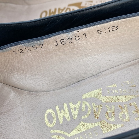 Salvatore Ferragamo bow pumps with snakeskin texture and brass hardware 5.5 B - Picture 3 of 14